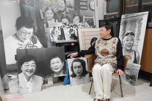 自宅にある大量の写真の前で思い出を語る橋田壽賀子さん