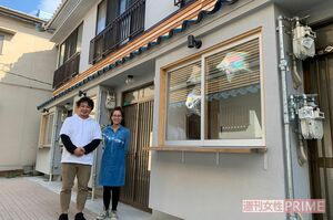 『ideau』の前に並ぶ越野さん（左）と安田さん。建物はモダンな雰囲気に改修