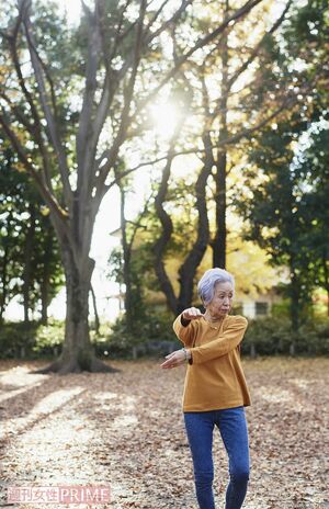 太極拳歴は7年。スタイルのよさも若見えの秘訣!「年363日続けている太極拳と散歩、あとはもちろん、いい男へのときめきが秘訣よ! イ・ビョンホンも東方神起もBTSも大好きなの」 撮影/林ひろし(書籍『89歳、ひとり暮らし。お金がなくても幸せな日々の作りかた』より)