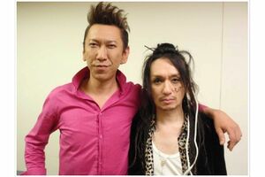 弟分『BUCK-TICK』のギタリスト・今井寿と写真を撮る布袋寅泰(本人ブログより)
