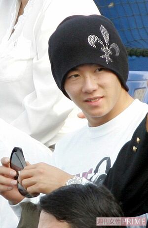 黒いニットでサングラスを片手に持つ斎藤佑樹投手