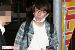 ライブ会場へやってきたところを直撃。この日は新作ネタを披露したという