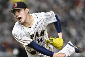 2019年の千葉ロッテマリーンズ入団時（18歳）、190cmだった佐々木選手。身体強化に力を入れた成果か、2020年のインタビューで「192cmになっていた」と明かした（写真／共同通信社）