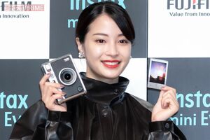 『チェキ』イメージキャラクターの広瀬すず