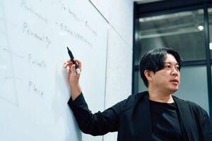 篠田麻里子の交際相手である麻野耕司氏。著書もベストセラーに(写真はナレッジワークの公式HPより)