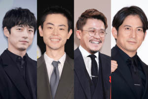バンカーに乗った俳優たち（左から坂口健太郎、菅田将暉、小栗旬、岡田准一）