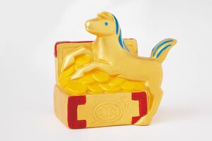 千両箱を抱いた午年の置物　撮影／伊藤和幸