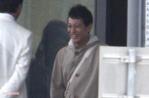 ドラマのロケに臨む中居正広