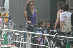 2007年、Cocomiの小学校入学式。次女のKokiを連れたラフな格好の工藤静香が印象的