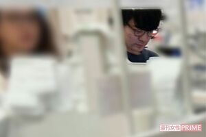 会計中も女性のそばを離れず仲睦まじげだった『ダウ90000』の蓮見翔