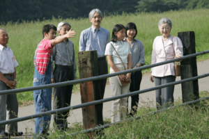 栃木県那須町の千振開拓地で、説明を聞く上皇ご夫妻、秋篠宮さま、黒田清子さん、小室眞子さん（2005年9月2日）