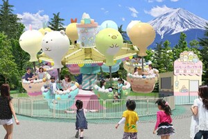 空中回転型のアトラクション「すみっコぐらしのバルーン・カップケーキ」(富士急公式HPより)