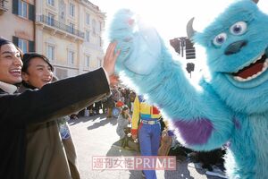 ピクサー人気の立役者のひとり、サリーはさすがのスケール感。豪快にハイタッチ！　撮影／伊藤和幸　(c)DISNEY/PIXAR