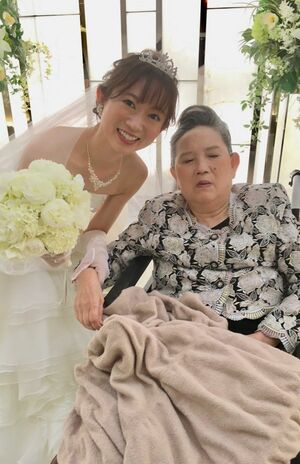 結婚式にも参列。今は孫が生まれ、その姿を目で一生懸命追う母（写真は岩佐まりさん提供）