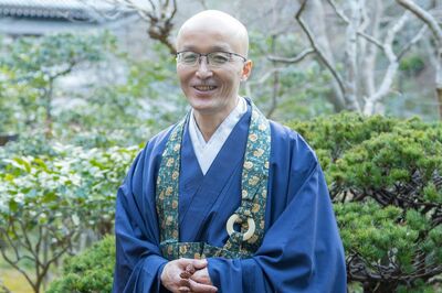 正座できない人や膝が痛い人も大丈夫! 現役の僧侶が推奨する5分から10分でOKな心身調う「イス坐禅」
