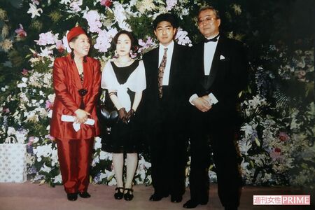 東海林さんの還暦パーティーで家族と。右から夫・誠さん、長男・健さん、長女・亜紀さん