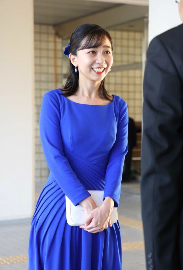 10月8日、滋賀県では髪を降ろしたスタイルお出ましに。髪が伸びたことが際立った