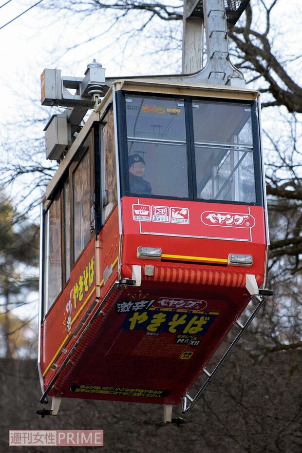 塗装されたロープウェイのゴンドラはまるで、空飛ぶカップやきそば　撮影／渡邉智裕
