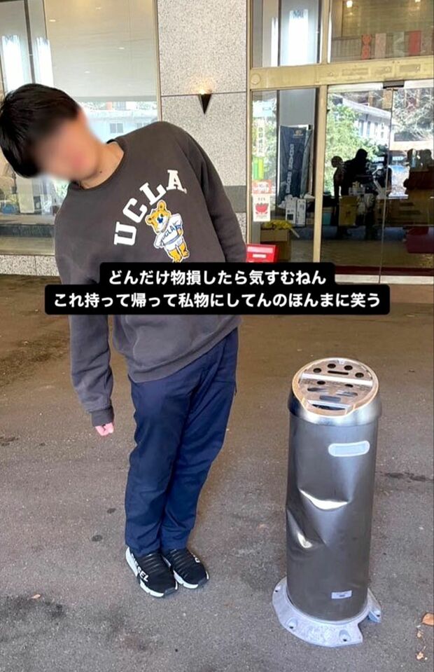 旅館の備品と見られる灰皿もボコボコに（Xより）