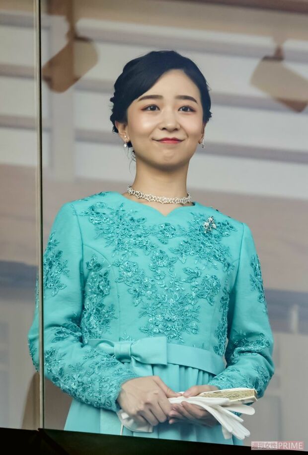 今年の新年一般参賀では、宝石のようなエメラルドグリーンのドレスをお召しになった佳子さま。花柄の刺しゅうと腰のリボンがなんともエレガント。新年にふさわしい華やかさで参賀者を魅了された