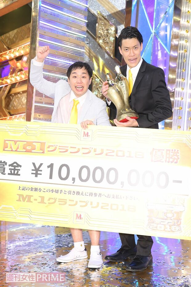優勝賞金1000万円を手にした霜降り明星　撮影／吉岡竜紀