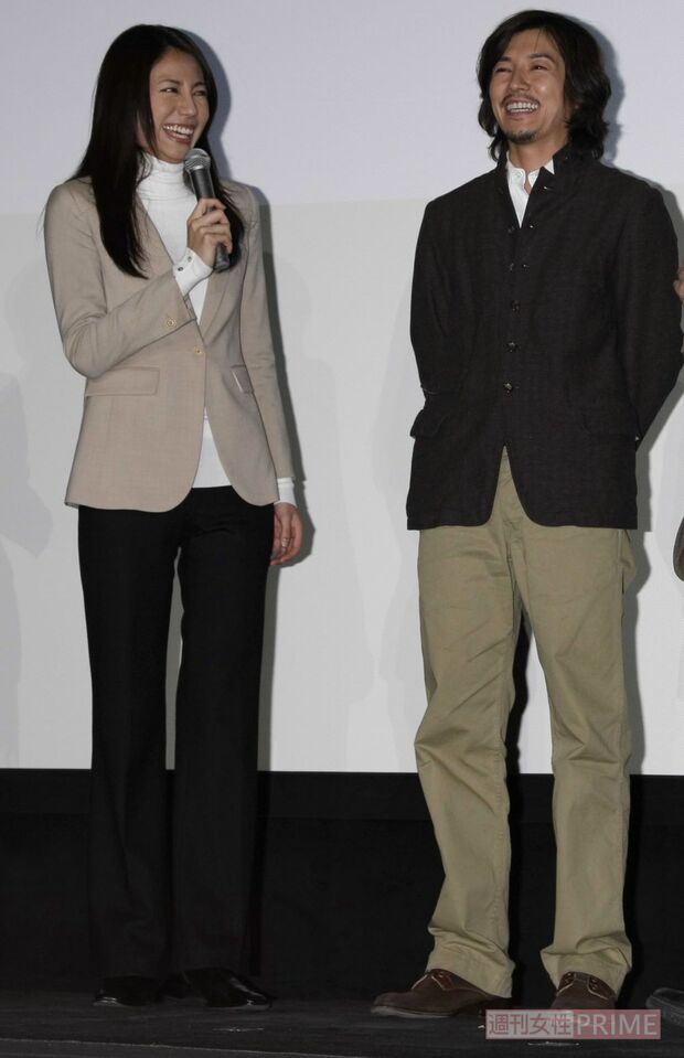 松下奈緒(左)と藤木直人