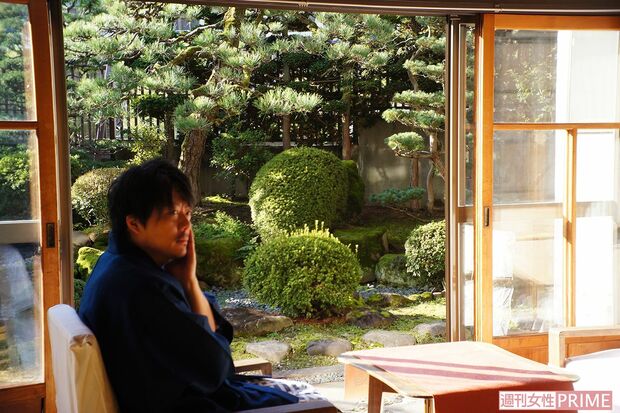 思わず太宰の言葉が出る!?　庭園を背景に頬杖をついたり、各所にたたずんで物思いにふける