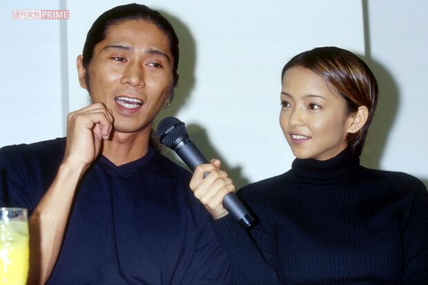 1997年、SAMと結婚会見を開いた安室奈美恵