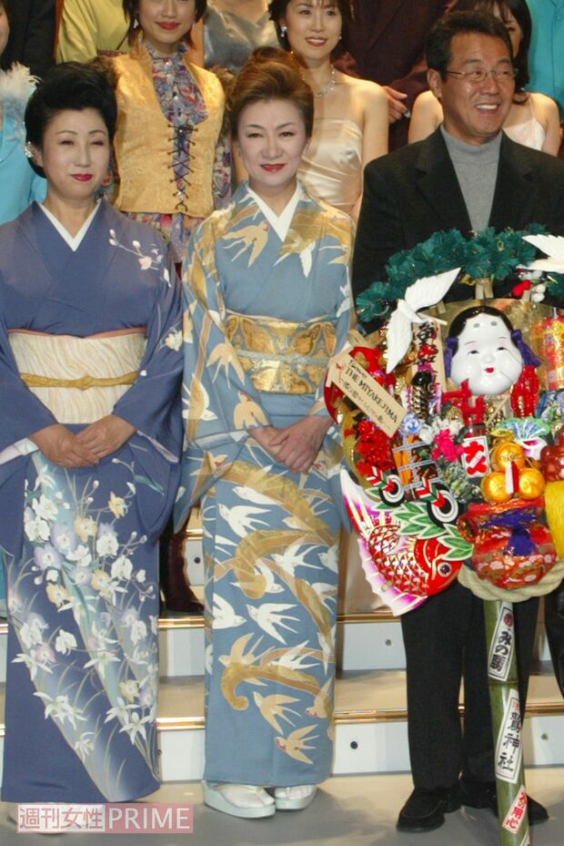 2002年11月、チャリティイベントに出演したときの大月（写真中央）