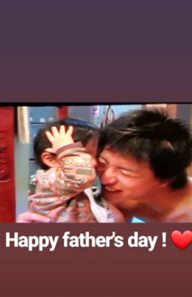父との思い出写真をチラ見せするKoki，（本人インスタグラムより）