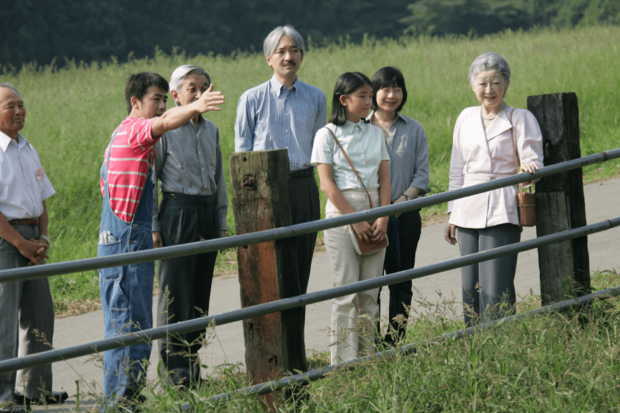 栃木県那須町の千振開拓地で、説明を聞く上皇ご夫妻、秋篠宮さま、黒田清子さん、小室眞子さん（2005年9月2日）