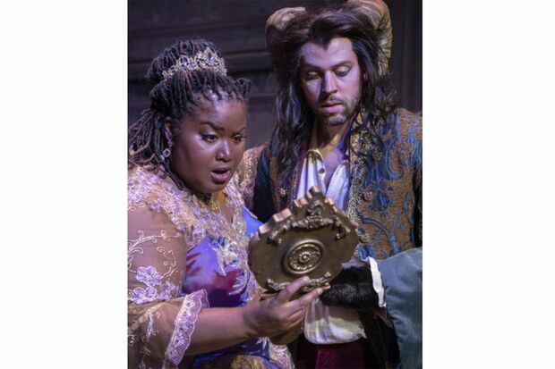 ミュージカル『美女と野獣』のベルは、ビーストよりも恰幅が良い（オルニー・シアター・センターのユーチューブより）