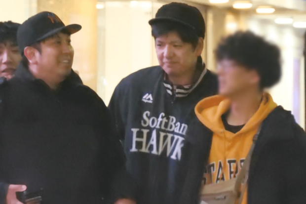 歌舞伎町を談笑しながら歩くジャンボたかおと伊織