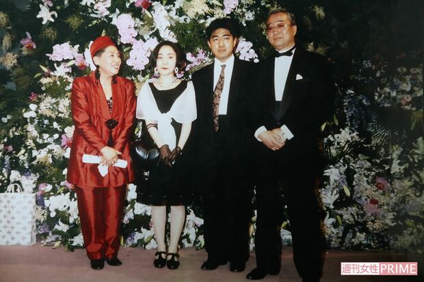 東海林さんの還暦パーティーで家族と。右から夫・誠さん、長男・健さん、長女・亜紀さん