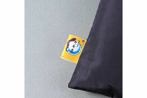 マフラーには崎陽軒シウマイ弁当を模したタグも（公式サイトより）