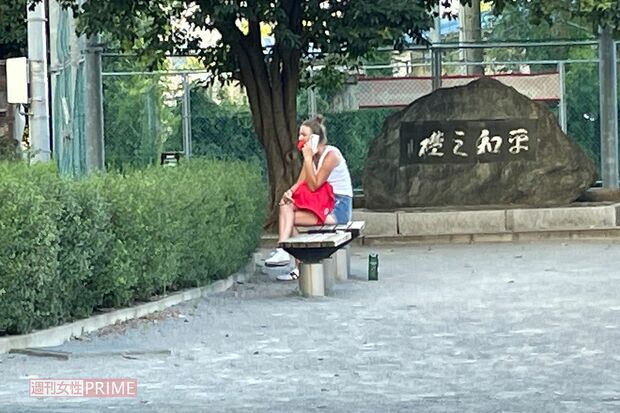 8月4日17時ごろ、選手村近くの公園で電話する選手らしきブロンド女性