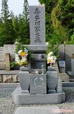 ジャニーさんのお墓には、常に花が供えられている