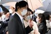 肩を寄せて“相合傘”をされる秋篠宮ご夫妻。招待客に顔を近づけ、積極的に交流された