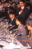 平成元年の7月11日、中森明菜(当時23歳)が近藤真彦(当時24歳)の自宅で自殺未遂。その年の大晦日に“金屏風会見”を開いた