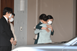 結婚当日、自宅を離れる眞子さんに佳子さまが熱いハグを（'21年10月）