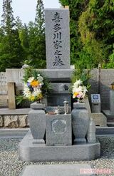 ジャニーさんのお墓には、常に花が供えられている