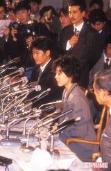 平成元年の7月11日、中森明菜（当時23歳）が近藤真彦（当時24歳）の自宅で自殺未遂。その年の大晦日に“金屏風会見”を開いた