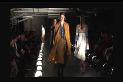 イベント同日のファッションショー（ブランドの公式HPより）