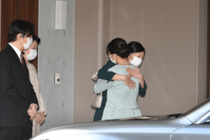 結婚当日、自宅を離れる眞子さんに佳子さまが熱いハグを（'21年10月）