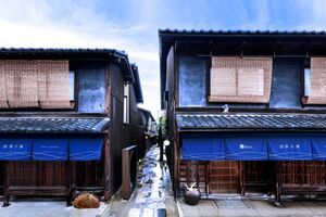 「十室の愉しみ」をコンセプトに、意匠の異なる10軒の町屋が連なる