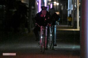 一団を注意し終えて引き上げる警察官。奥に見えるのが成宮たちのグループ