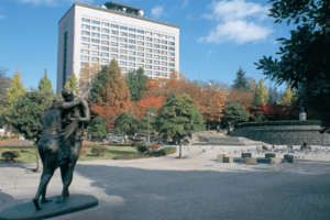 仙台市内中心部にある勾当台公園。市民の憩いの場所で、野外音楽堂などもあり、週末にはさまざまなイベントが催されている（写真提供：宮城県観光戦略課）