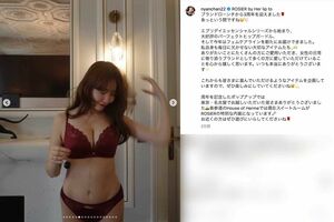 自身がプロデュースするブランドのランジェリー姿を披露した小嶋陽菜（本人のインスタグラムより）