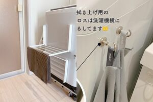 下の棚に洗濯カゴを。ものを床に置かずに済んで、床が広々と感じる
