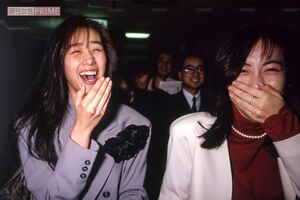1988年12月、第39回NHK紅白歌合戦出場者発表で笑い合う中山美穂と工藤静香